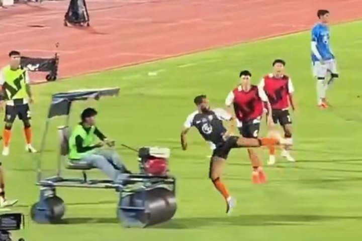 VIDEO: Bizarný moment v Thajsku! Hráča pri rozcvičke prešiel trávnikový valec